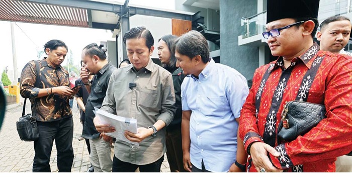 MEDIASI: Ketua Komisi C DPRD Kota Malang Annas Muttaqin (memegang kertas) sedang cek lapangan didampingi pihak PT Tomoland untuk menjadi penengah bagi warga dan pengembang atas polemic yang sedang ter