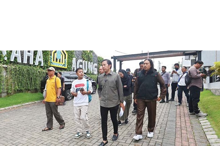 SIDAK: Ketua Komisi C DPRD Kota Malang Annas Muttaqin berjalan di kawasan Perumahan Graha Agung didampingi anggota Komisi C lainnya dan perwakilan pengembang.