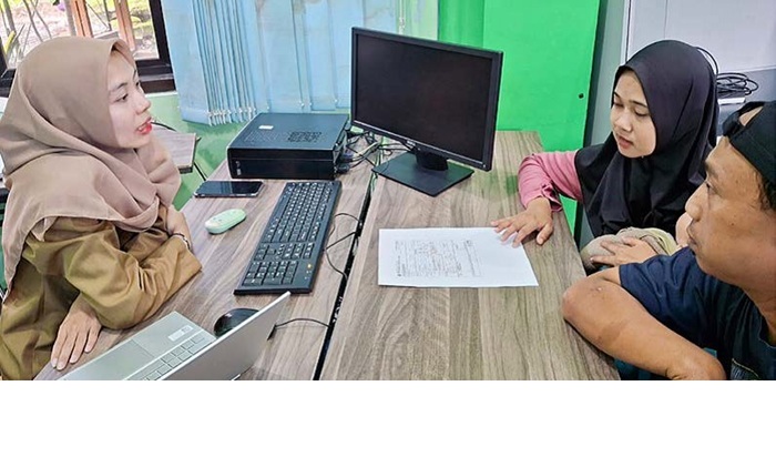 MULAI DIBUKA: Salah satu wali murid berkonsultasi ke posko SPMB di Kantor Disdikbud Kota Malang, kemarin.