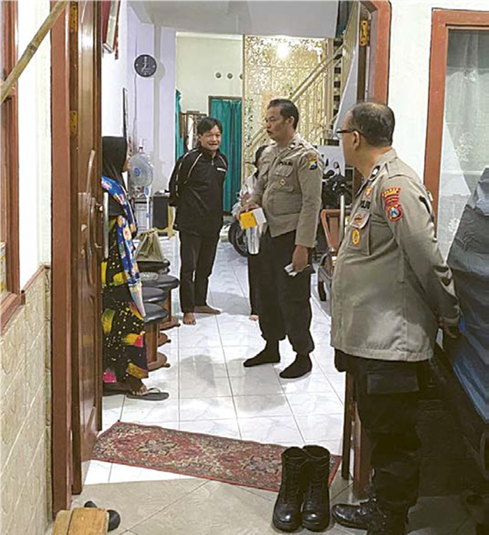OLAH TKP: Polisi memeriksa kondisi rumah korban pencurian di jalan Jaya Srani IX, Desa Sekarpuro, Kecamatan Pakis kemarin (10/6)