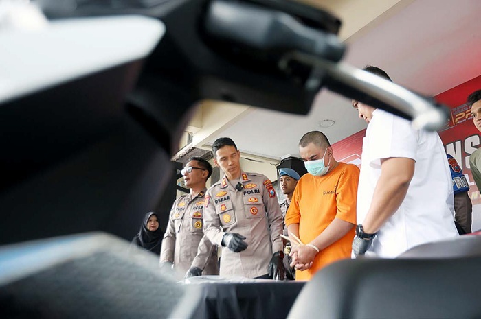 UNTUK BAYAR UTANG: Chodhri Rahmaddani, 38, warga Kecamatan Sukun dibekuk polisi akibat aksi perampasan motor yang dia lakukan bulan Maret lalu.