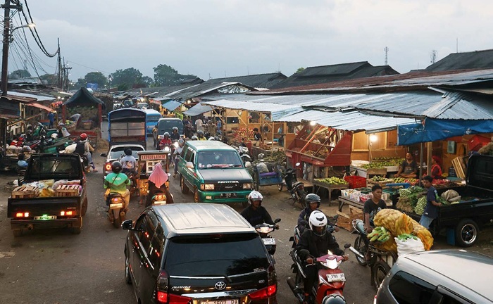 SIAPKAN DANA RP 2 M: Pedagang Pasar Induk Gadang yang biasa berjualan di pinggir jalan bakal direlokasi. Itu jadi salah satu solusi jangka pendek untuk mengurai kemacetan.
