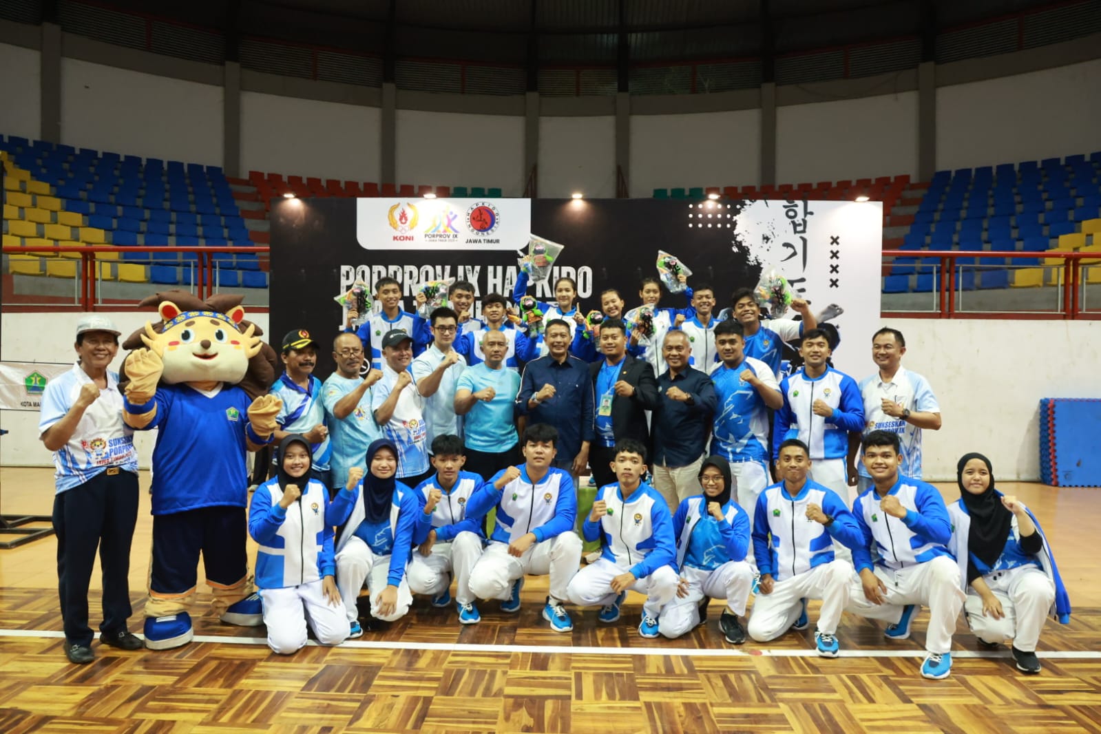 SAPU BERSIH: Wali Kota Malang Wahyu Hidayat bersama para peraih medali emas Hapkido di Porprov IX Jatim.