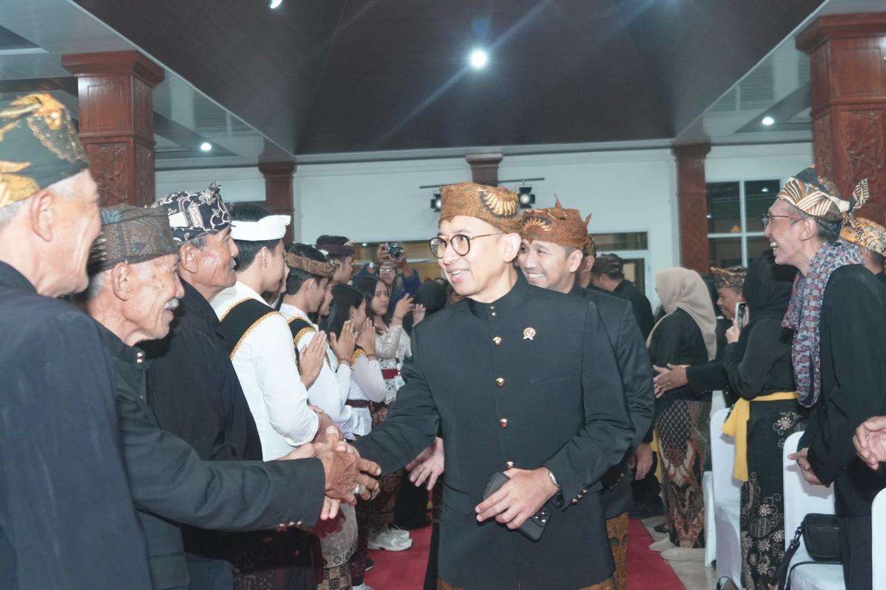 RAMAH: Fadli Zon saat menyapa tamu dan undangan yang hadir dalam resepsi.