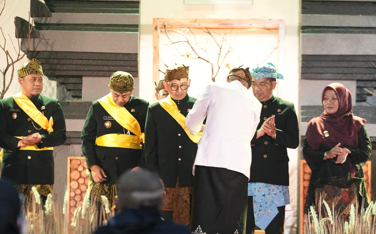 DEDIKASI: Gelar kehormatan diberikan kepada Menteri Kebudayaan RI oleh Romo Dukun Pandita Sutomo, selaku pemangku adat setempat.