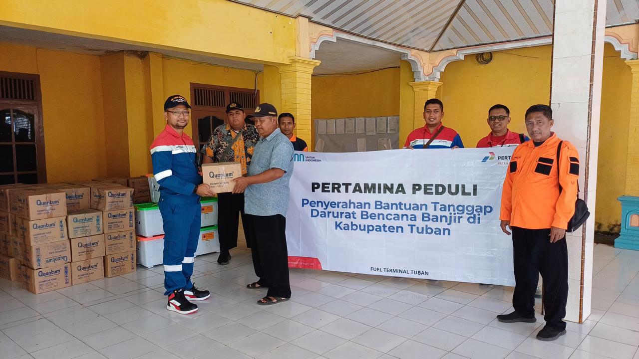 PEDULI: PT Pertamina Patra Niaga Regional Jatimbalinus melalui Fuel Terminal (FT) Tuban menyalurkan bantuan sebanyak 100 unit kompor kepada warga yang terdampak bencana di Tuban.