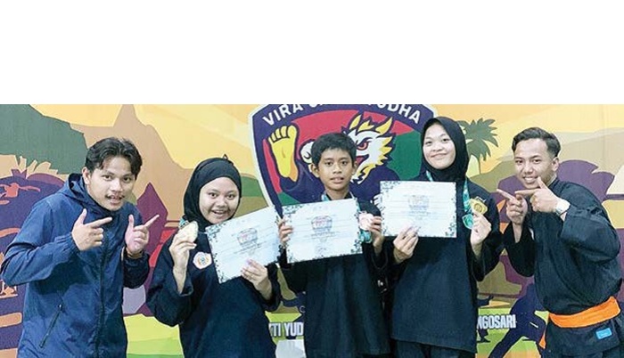 SAPU BERSIH: Tiga siswa SMP Islam Karangploso mendapatkan dua emas dan satu perunggu dalam Kejuaraan Pencak Silat Terbuka PANGDIVIF 2 Cup 2025 Tingkat Nasional.