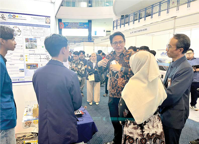 BERI APRESIASI: Dirjen Riset dan Pengembangan Kemendiktisaintek Dr Mohammad Fauzan Adziman ST MEng (tengah) melihat pameran riset dan inovasi di Polinema kemarin.