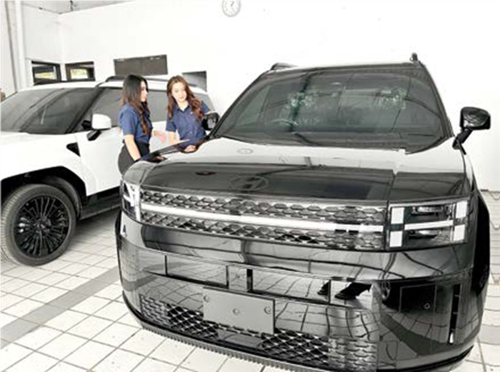 KELAS PREMIUM: Sales salah satu diler mobil menunjukkan varian hybrid yang tersedia kemarin.
