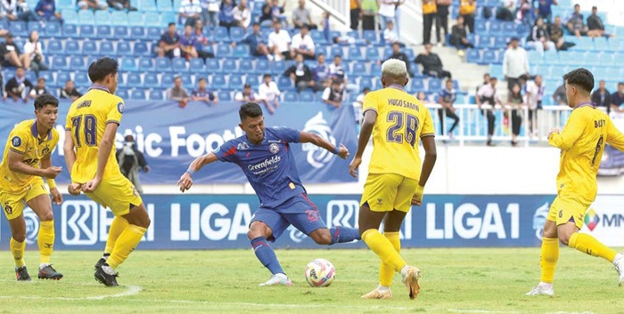 PENYESUAIAN: Dedik Setiawan (tengah) berusaha melepaskan tendangan dalam laga BRI Liga 1 pekan ke-32 melawan Persik Kediri di Stadion Kanjuruhan, bulan Mei lalu. Siapkan skema permainan yang berbeda.