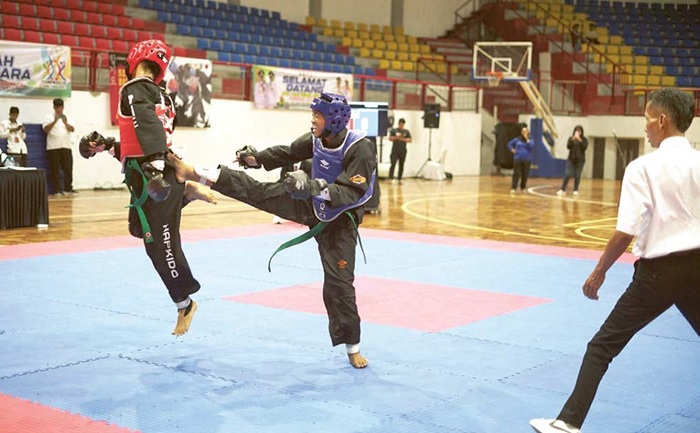 BELUM PUAS: Atlet Hapkido Kota Malang (kanan) melakukan tendangan dalam laga final melawan kontingen Ngawi di Porprov IX Jawa Timur di GOR Kanjuruhan, Selasa lalu (10/6). Berusaha meraih prestasi lebi