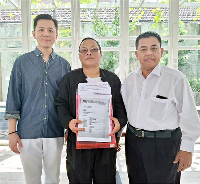 AMBIL LANGKAH TEGAS: Sekretaris Pengurus Yayasan Panca Budi Malang Stephanus Lukmanto, Ketua Pengurus Yayasan Panca Budi Malang Hery Kurniawan, dan advokat Moch Yusron Marzuki di Polresta Malang Kota
