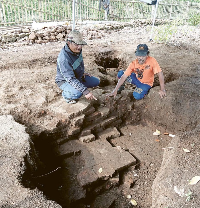 MASIH DISELIDIKI: Warga Dusun Bendungan, Desa Landungsari, Kecamatan Dau melakukan penggalian lebih dalam di lokasi penemuan situs.