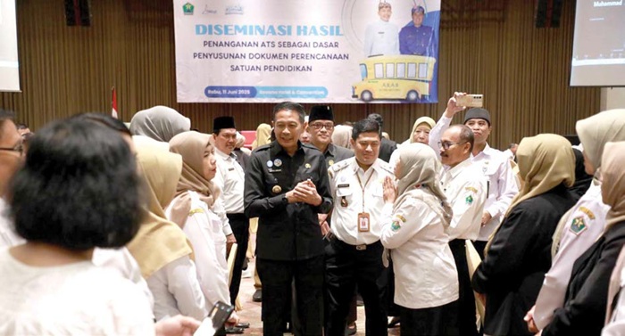 BUKTI NYATA: Wali Kota Malang Dr Ir Wahyu Hidayat MM menyapa guru dalam kegiatan Diseminasi Hasil Penanganan Anak Tidak Sekolah (ATS) sebagai Dasar Penyusunan Dokumen Perencanaan Satuan Pendidikan kem