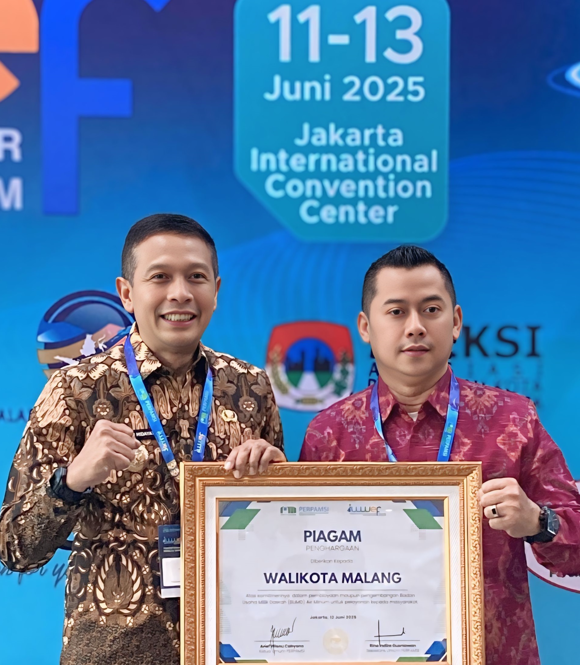 PRESTASI: Wali Kota Malang  Wahyu Hidayat mendapat penghargaan didampingi Direktur Perumda Tugu Tirta, Priyo Sudibyo.