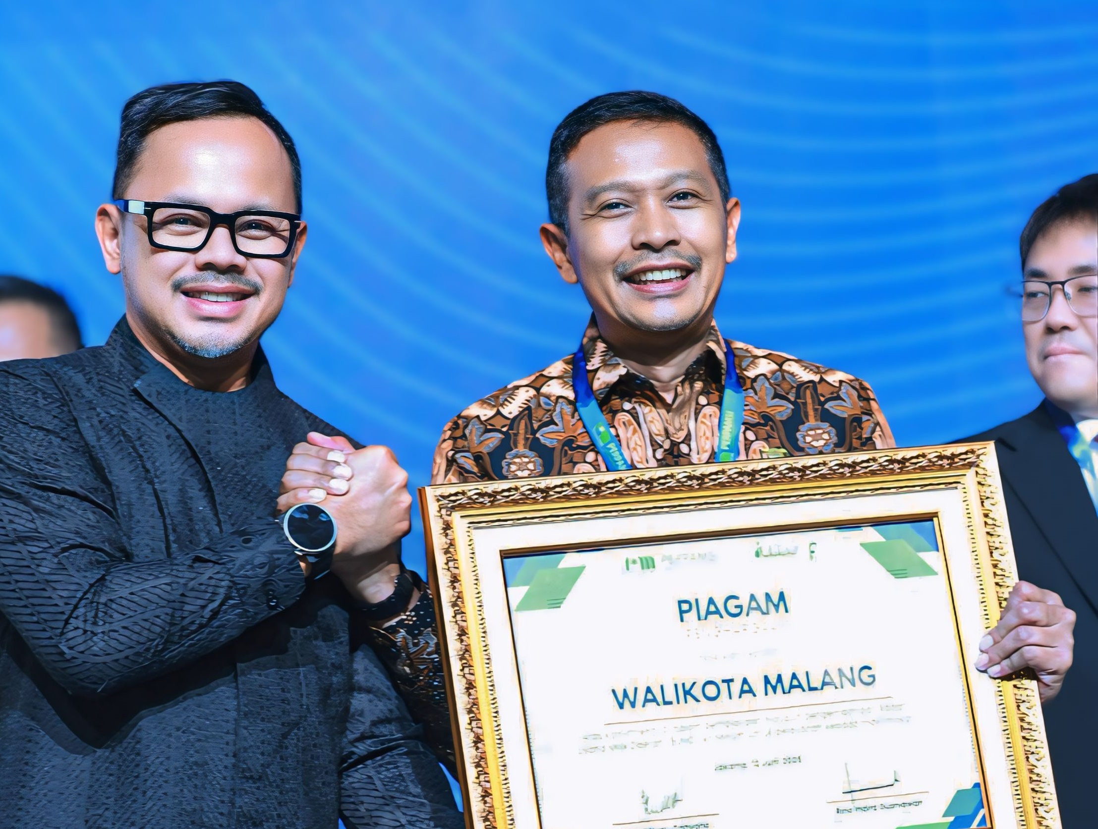 KOMITMEN: Wakil Menteri Dalam Negeri Bima Arya Sugiarto saat menyerahkan penghargaan ke Wali Kota Malang Wahyu Hidayat.