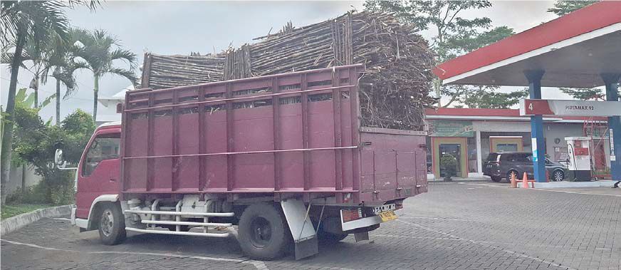 DIKIRIM KE BLITAR: Truk bermuatan tebu parkir di area SPBU Sumberpucung, Kabupaten Malang.