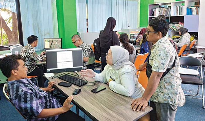 HARI TERAKHIR: Sejumlah orang tua pelajar mendatangi posko SPMB di Disdikbud Kota Malang, kemarin. Sebagian besar mengeluhkan problem penempatan titik koordinat di jalur domisili.