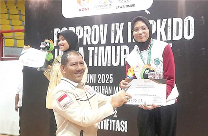 PILIHAN TEPAT: Atlet Hapkido Kabupaten Malang Seputih Hati Imani (kanan) mendapat medali emas di nomor Daeryun U-63 di GOR Kanjuruhan, 10 Juni lalu.