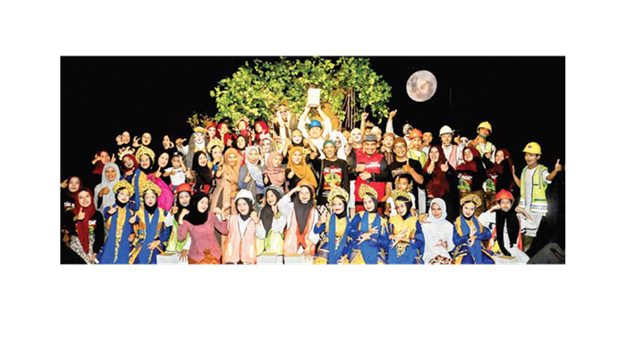 SEDOT PERHATIAN PUBLIK: Siswa MTs NU Pakis melakukan pentas bertajuk &rdquo;Dhemit&rdquo; dengan ditonton 566 penonton.