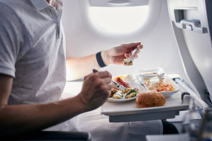 Ilustrasi Makan di Pesawat (iStock)
