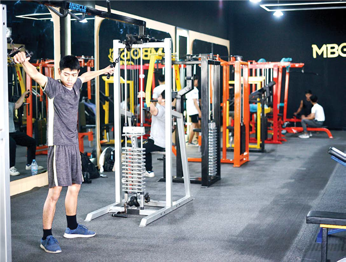 BAKAL BERBAYAR: Sejumlah anak muda berolahraga di Mbois Gym kemarin. Pemkot dan DPRD tengah membahas area di MCC yang akan dikomersialkan.