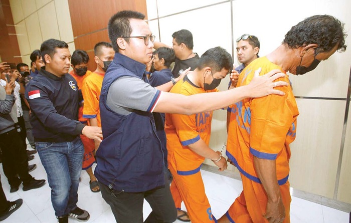 TAK BERKUTIK: Polda Jatim mengamankan empat orang anggota grup WhatsApp penyuka sesama jenis kemarin.