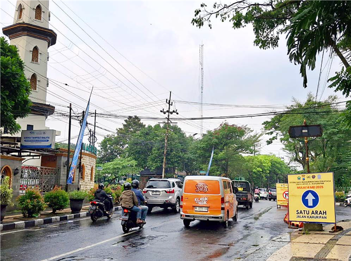 BERPOTENSI PERMANEN: Rekayasa satu arah di Jalan Kahuripan, Kecamatan Klojen sudah diterapkan sejak satu bulan lalu. Dishub Kota Malang memastikan bakal melanjutkannya.
