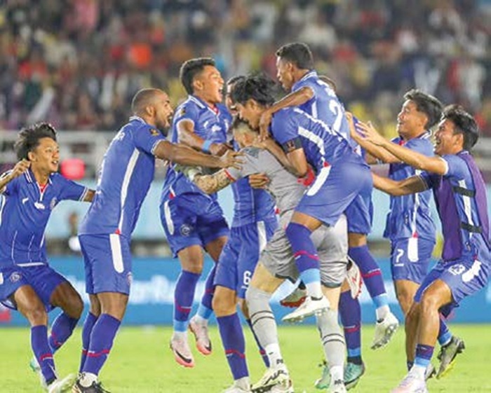 UBAH KEBIASAN: Para pemain Arema FC merayakan gelar juara Piala Presiden 2024 di Stadion Manahan Solo beberapa waktu lalu.