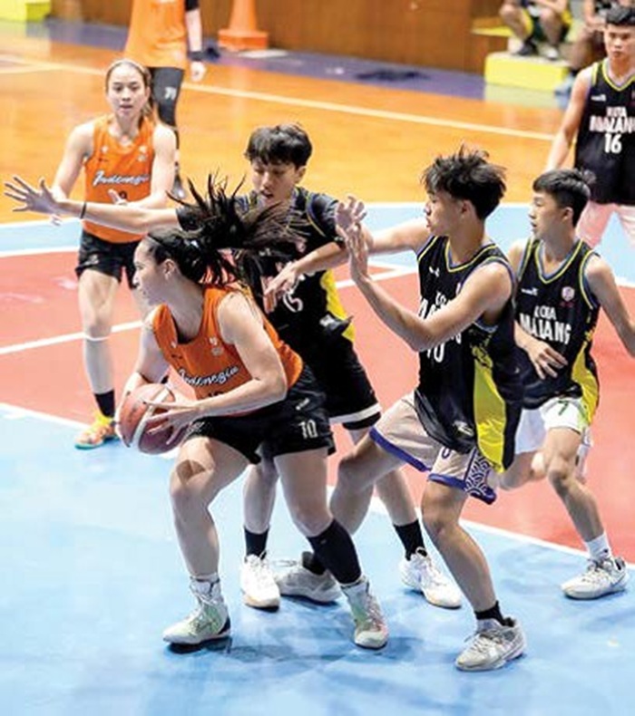MATANGKAN PERSIAPAN: Pebasket Kota Malang (kanan) berusaha merebut bola dalam laga uji coba melawan Timnas Basket Putri di GOR Bima Sakti, pekan lalu.