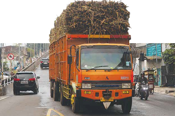 PRODUKSI MENINGKAT: Truk tebu melintas di Jalan Kolonel Sugiono, Kota Malang kemarin. Produksi tebu di Bumi Kanjuruhan tahun ini diperkirakan mencapai 4,23 juta ton.