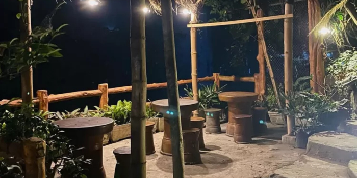 Foto kafe pinggir sungai