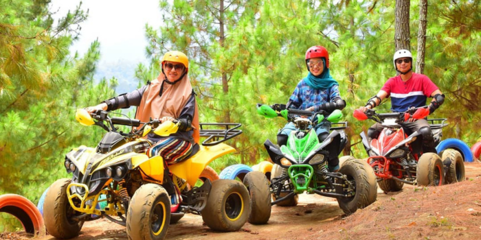 Foto wisatawan sedang bermain ATV