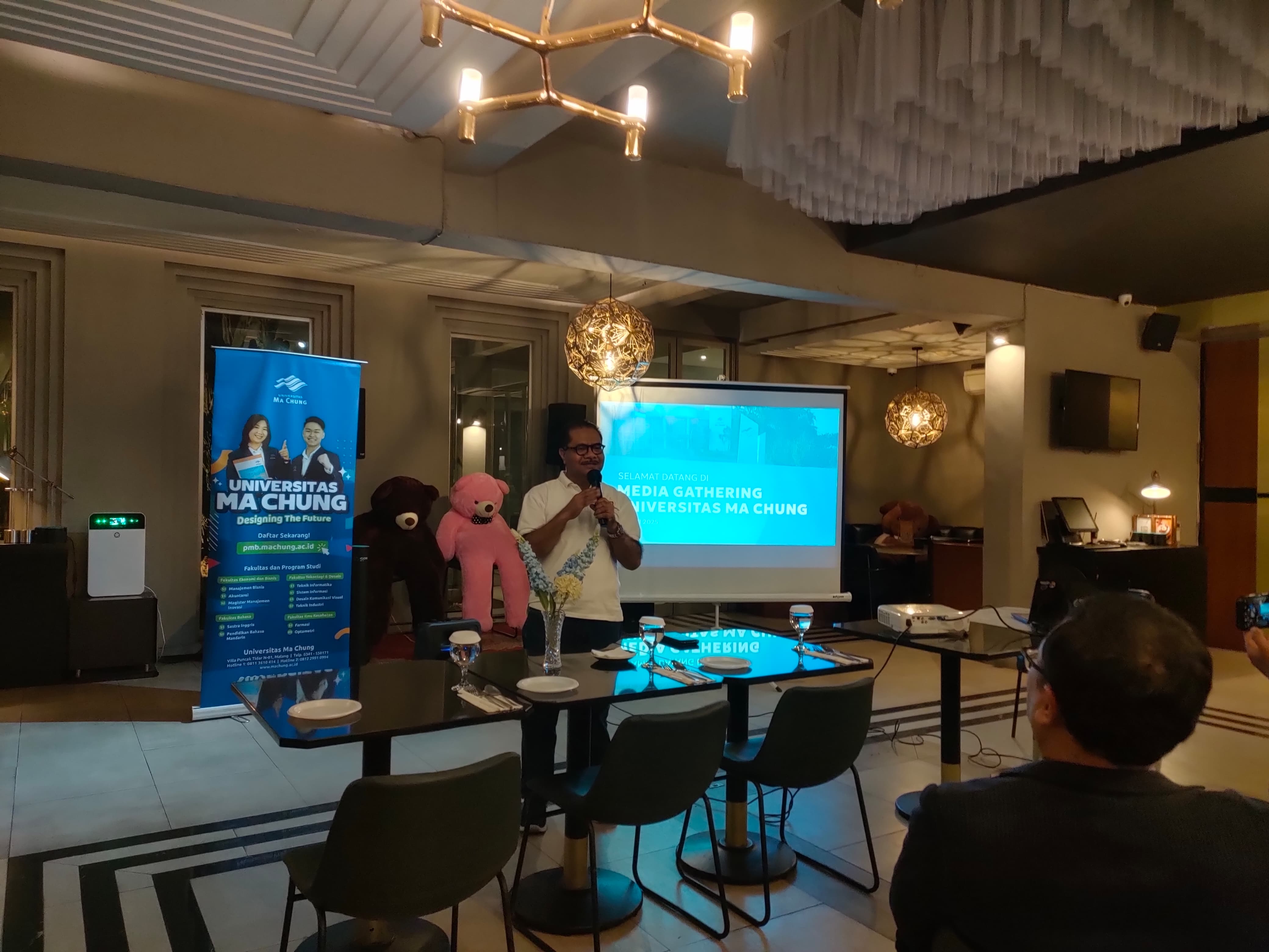 HANGAT: Acara media gathering Universitas Ma Chung di Oura Cafe dan Resto Jumat (13/6).