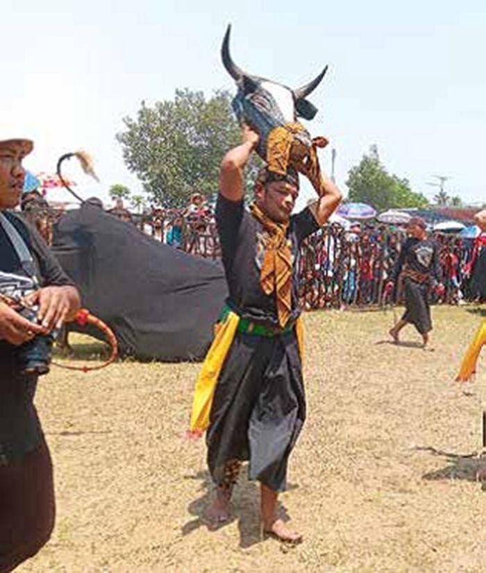 PERFORM: Pertunjukan seni bantengan dari Desa Wonomulyo, Kecamatan Poncokusumo beberapa waktu lalu.