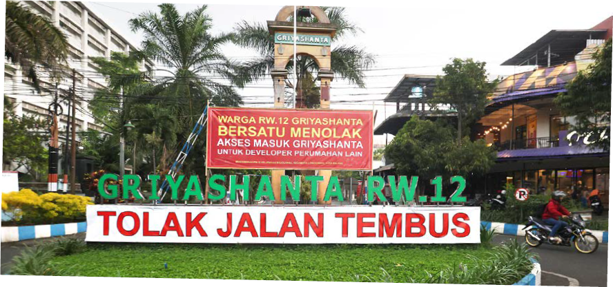 TOLAK PEMBONGKARAN: Tembok pembatas di RW 12 Perumahan Griyashanta, Kelurahan Mojolangu, Kecamatan Lowokwaru terancam dirobohkan untuk jalan tembus dari Simpang Li