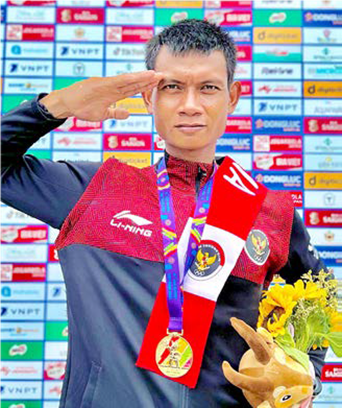 MEMBANGGAKAN: Sertu Mahendra Yanto memberi hormat setelah meraih medali emas di ajang Sea Games Vietnam 2021.