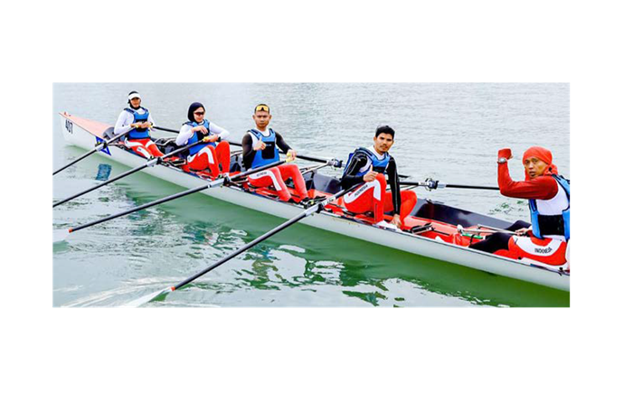 HARUMKAN INDONESIA: Sertu Mahendra Yanto (tengah) bersama tim Rowing Indonesia berlaga di Asian Games Tiongkok pada 2023 lalu.