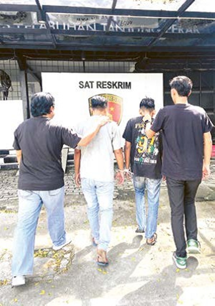 MENYIMPANG: Satreskrim Polres Pelabuhan Tanjung Perak mengamankan dua pria yang terlibat dalam grup facebook Gay Khusus Surabaya.