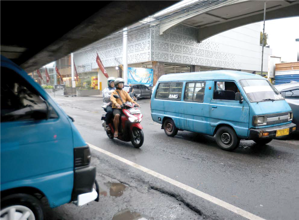 BUTUH KEPASTIAN: Angkot jurusan Arjosari-Mergosono-Gadang (AMG) melintas di Jalan Kolonel Sugiono kemarin sore.