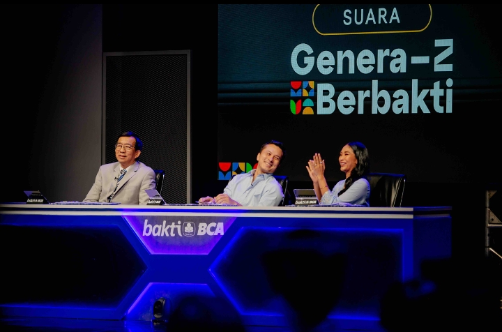 GALI GAGASAN: Duta Bakti BCA Nicholas Saputra (tengah), Ilmuwan & Pencetus Metode Gasing Prof Yohanes Surya dan Aktris serta Produser Happy Salma saat jadi panelis dalam program Genera-Z Berbakti BCA.