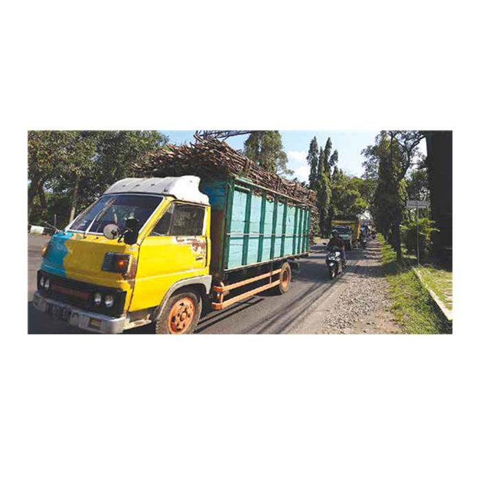 DIKIRIM KE BLITAR: Truk bermuatan tebu melintas di perbatasan Kepanjen dengan Jatikerto, Kecamatan Kromengan.