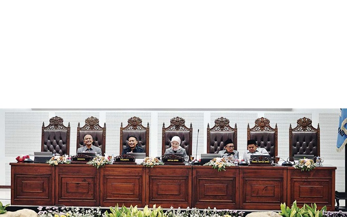 BAHAS BERSAMA: Ketua DPRD Kota Malang Amithya Ratnanggani Siraduhitta (tengah) bersama para pimpinan rapat paripurna Pembahasan Rancangan Pembangunan Jangka Menengah Daerah (RPJMD) tahun 2025 - 2029 a