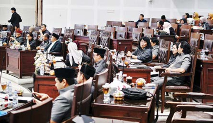 MENYIMAK: Para anggota dewan dan undangan saat mengikuti sidang paripurna Pembahasan Rancangan Pembangunan Jangka Menengah Daerah (RPJMD) tahun 2025 - 2029 di Gedung DPRD Kota Malang.