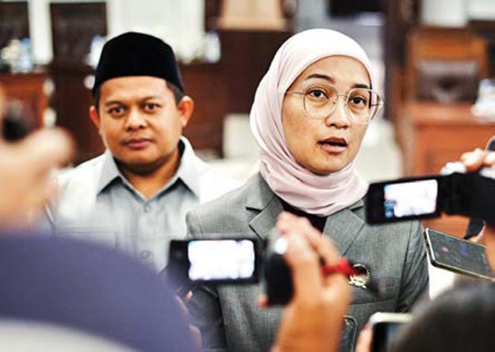 WAWANCARA: Ketua DPRD Kota Malang Amithya Ratnanggani Siraduhitta menjawab pertanyaan awak media seusai rapat paripurna Pembahasan Rancangan Pembangunan Jangka Menengah Daerah (RPJMD) tahun 2025 &ndash; 202