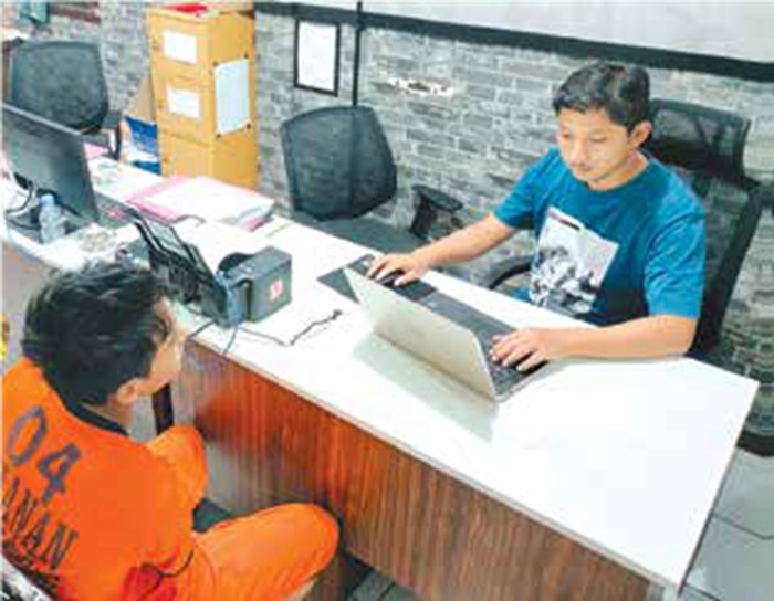 DIBEKUK: Khairul Effendi, 24, warga Desa Kidal, Kecamatan Tumpang diinterogasi polisi atas kasus pencurian kemarin.