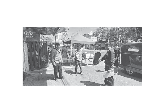 CARI JEJA K PELAKU: Aparat kepolisian memeriksa lokasi hilangnya sepeda motor di depan swalayan Jalan Raya Hayam Wuruk, Gondanglegi.