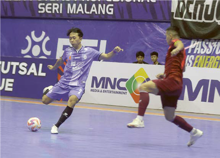 MENDAPAT APRESIAS I: Ala Unggul FC Malang Adam Ahlan (kiri) melepaskan tendangan keras ke gawang Moncongbulo FC dalam laga PFL pekan ke 14 di GOR Ken Arok pada Minggu (15/6).