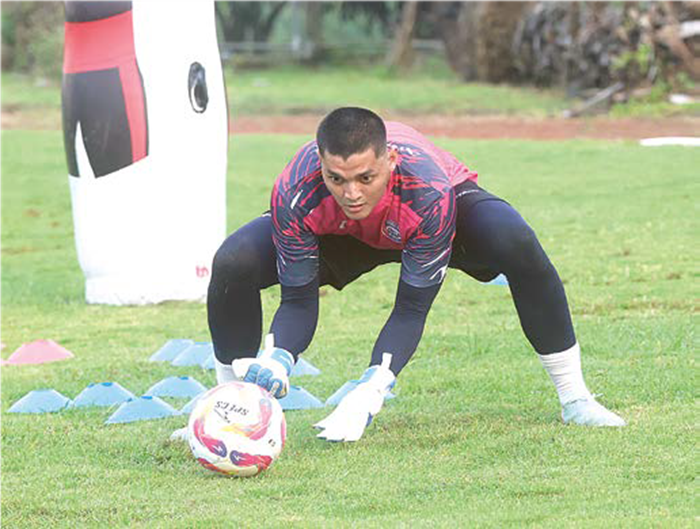 REKRUTA N ANYAR: Kiper anyar Arema FC Adi Satryo menjalani sesi latihan di Lapangan Sepak Bola Universitas Brawijaya kemarin.