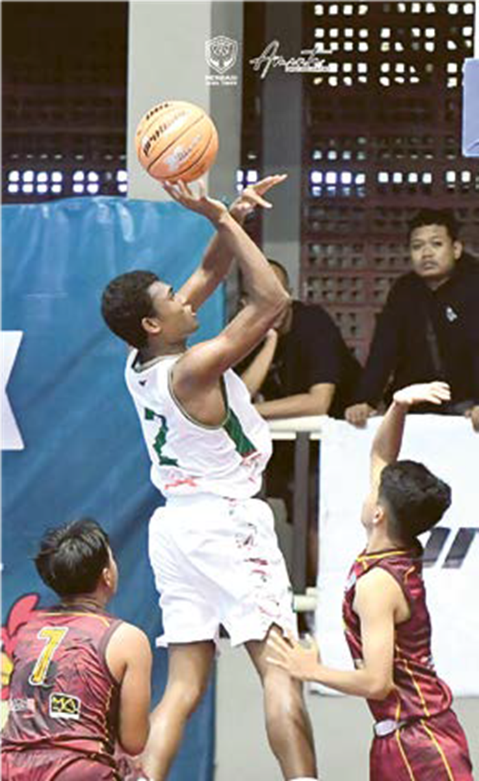 BURU KEMENANGAN: Pebasket Tim Porprov Kabupaten Malang (tengah) berusaha menceploskan bola ke dalam ring dalam laga melawan Kontingen Madiun pada Sabtu lalu (14/6).